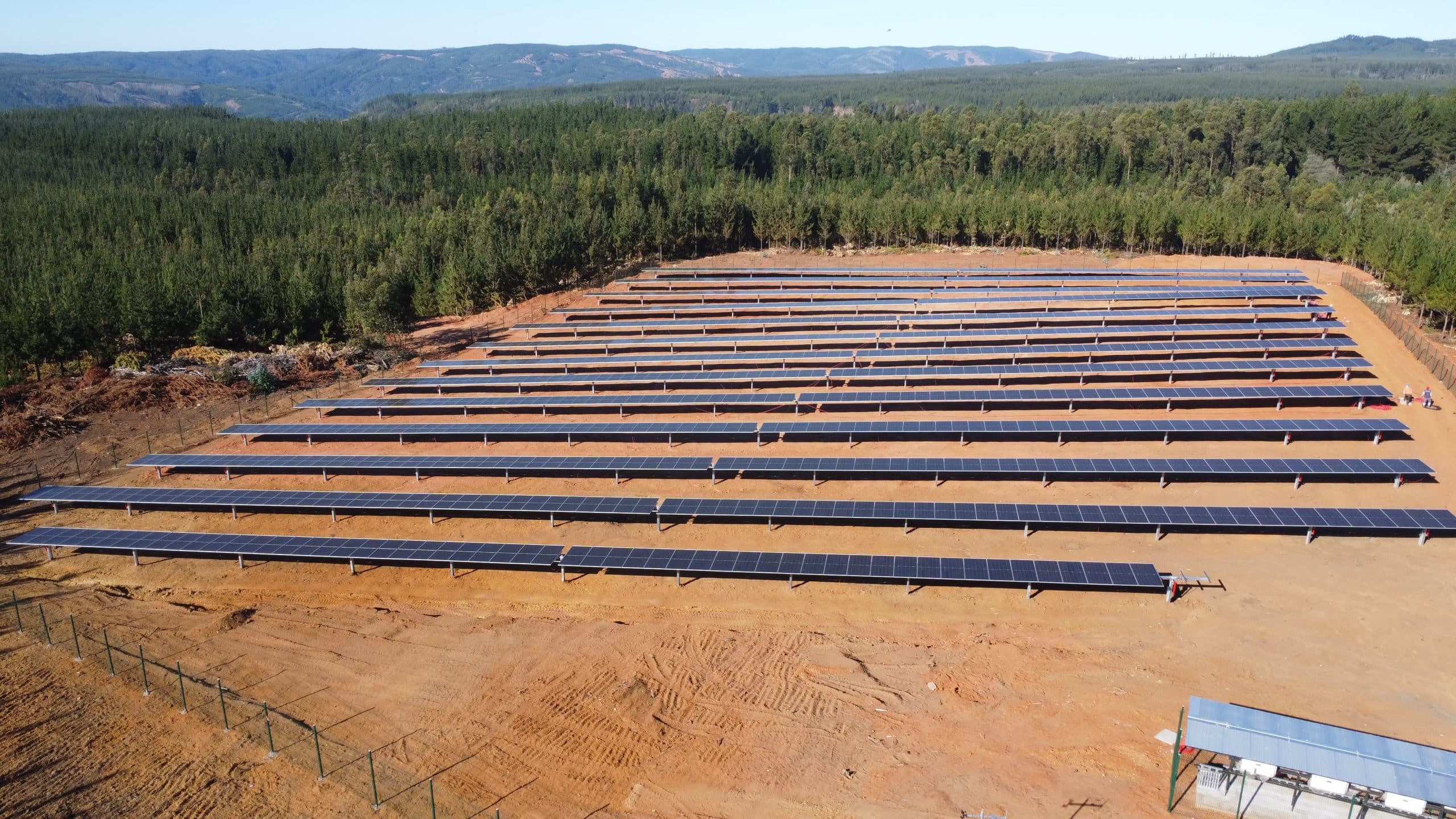 Instalación de paneles solares para forestal a piso con estructuras tracker