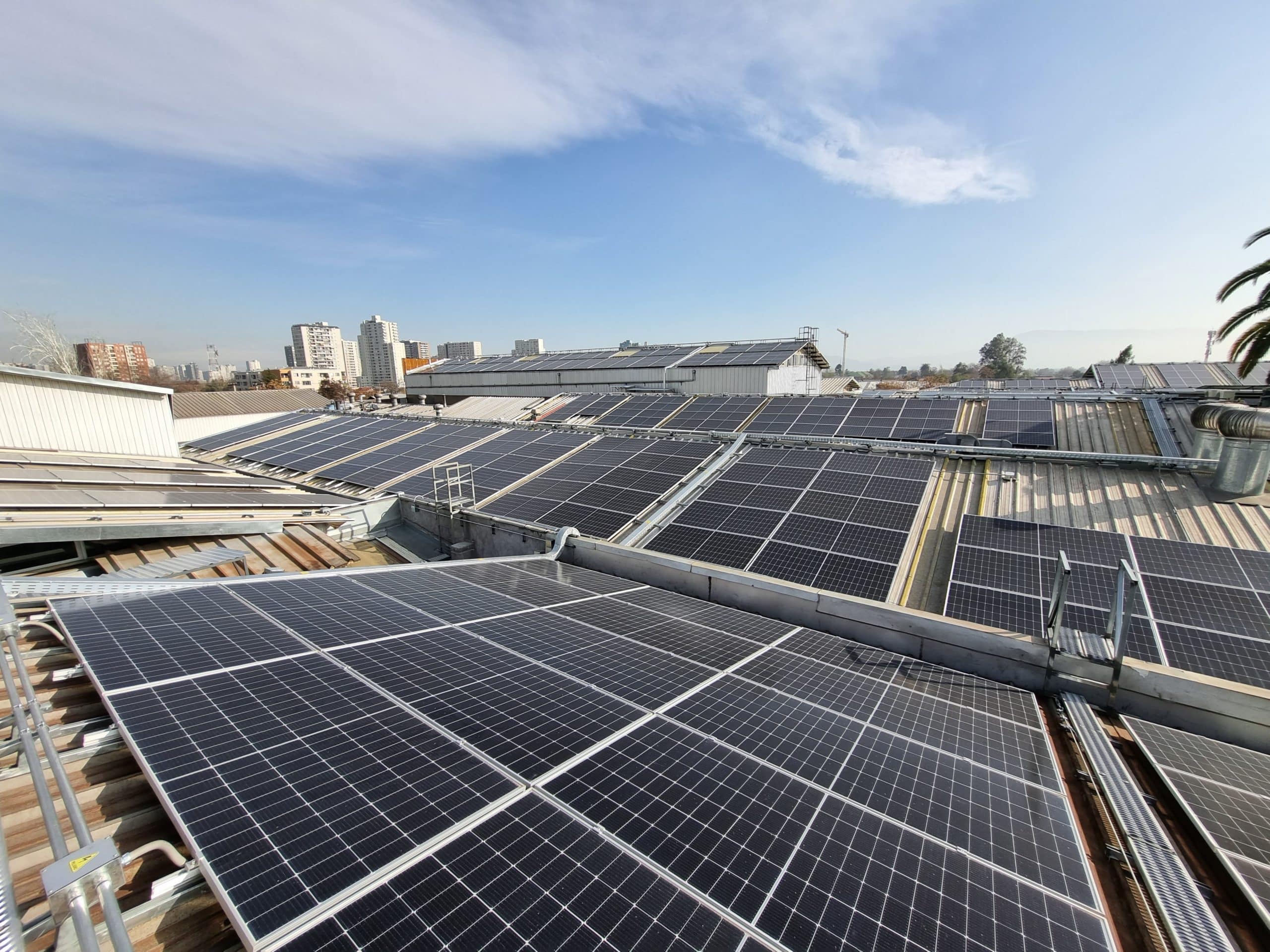 Paneles solares en techos con estructuras coplanares utilizando todos los espacios disponibles