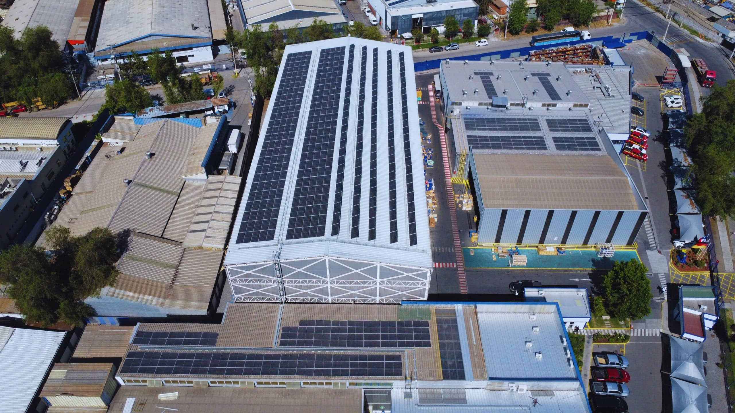 Planta solar en techo para disminuir facturas de electricidad