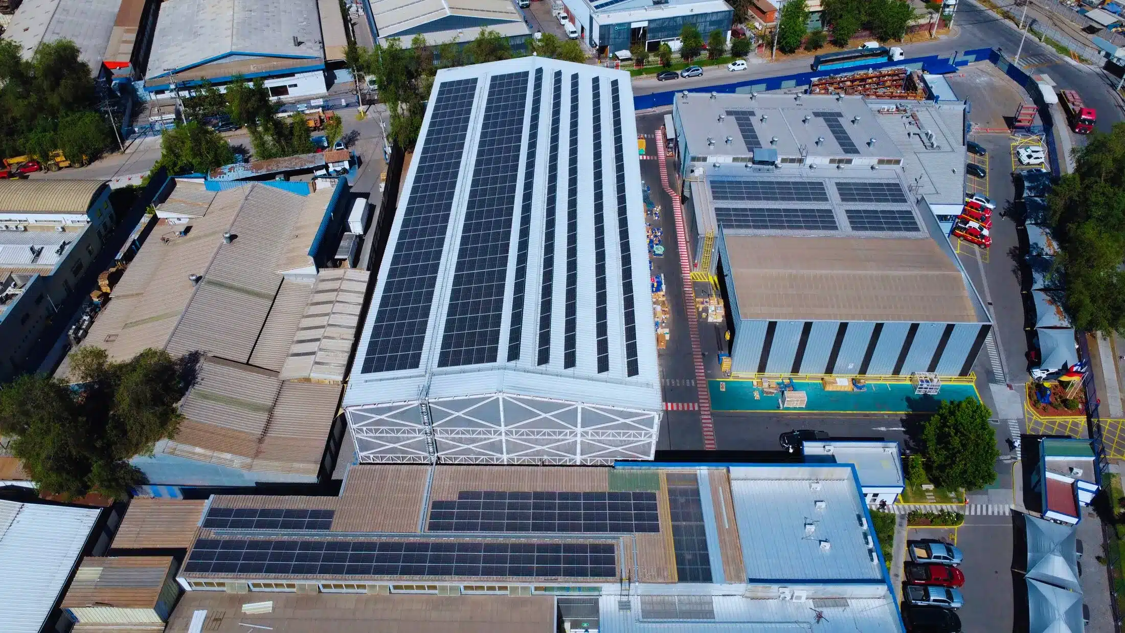 Paneles solares instalados en techo industrial para bajar consumo eléctrico