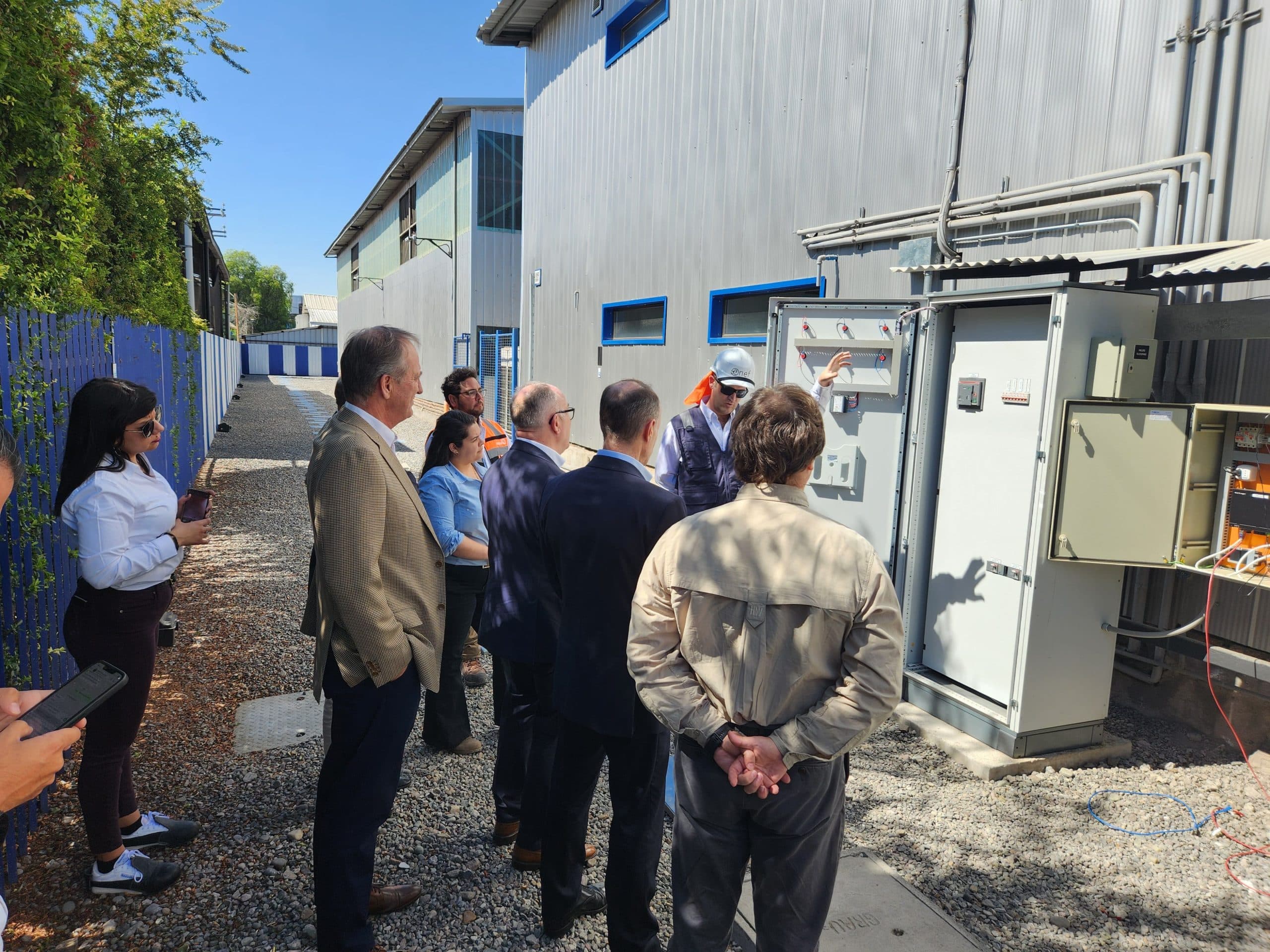 Equipo de expertos explicando funcionamiento de paneles solares en chile para empresa