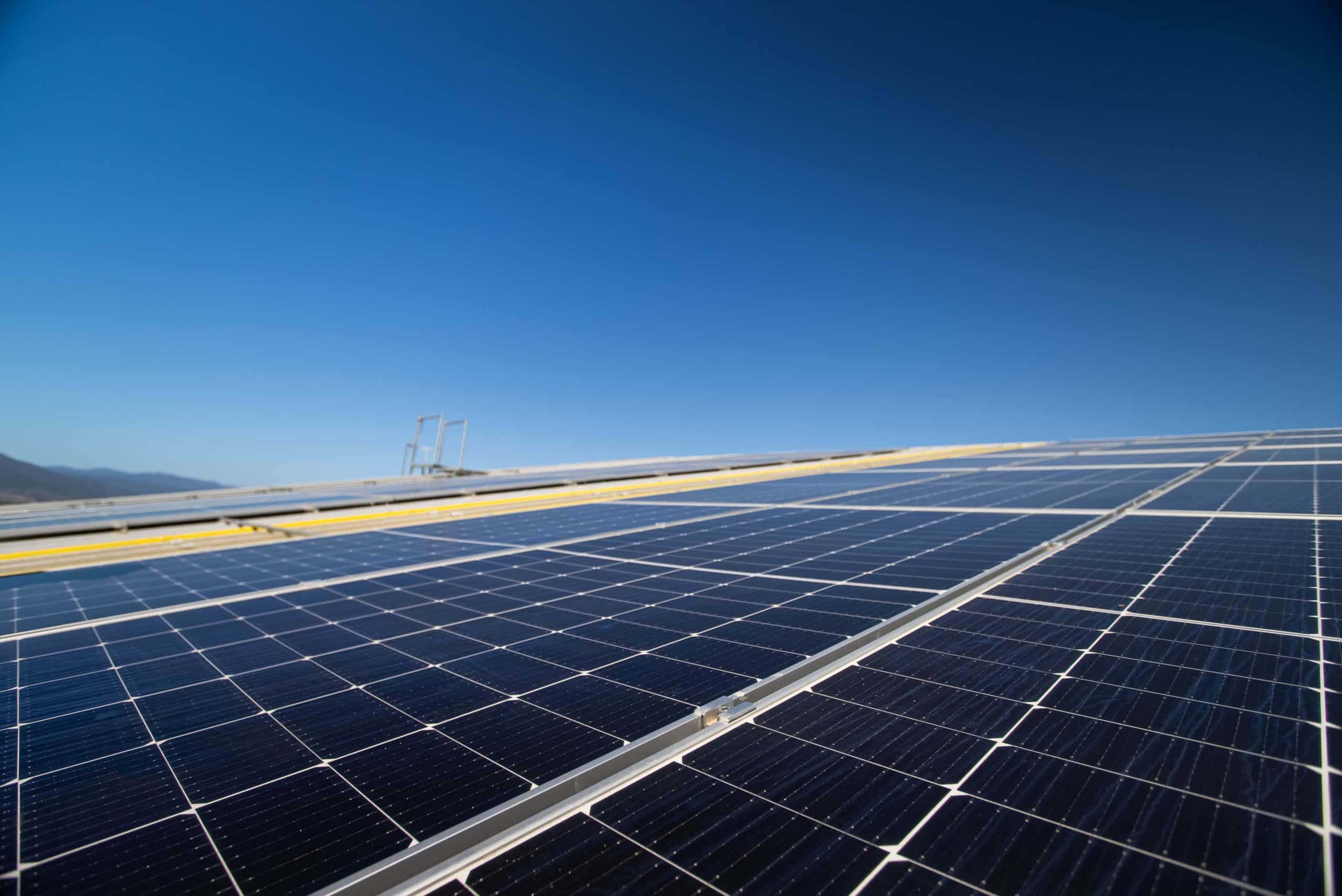 Paneles solares fotovoltaicos instalados en techo de una empresa de logística y almacenamiento, generando energía limpia y rentable para la industrial