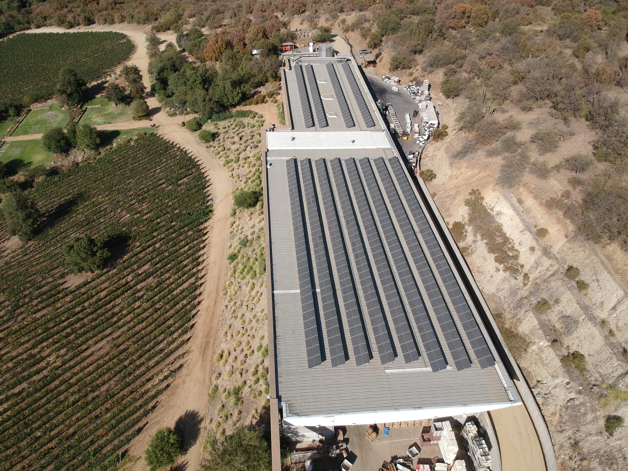 Sistema solar fotovoltaico instalado en los techos de una viña para abastecer energía renovable